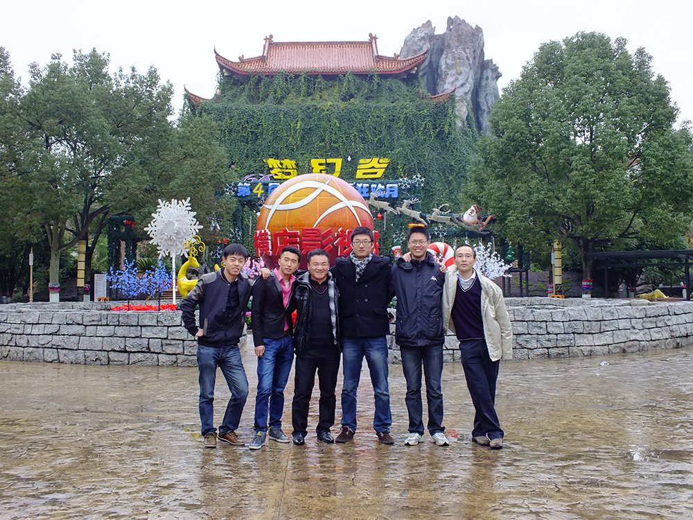 蜜桃精品成人影片横店影视基地留影