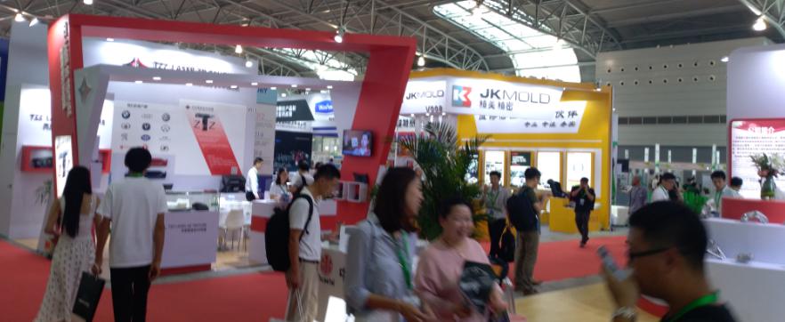 蜜桃精品成人影片参观上海国际汽车内饰与外饰展览